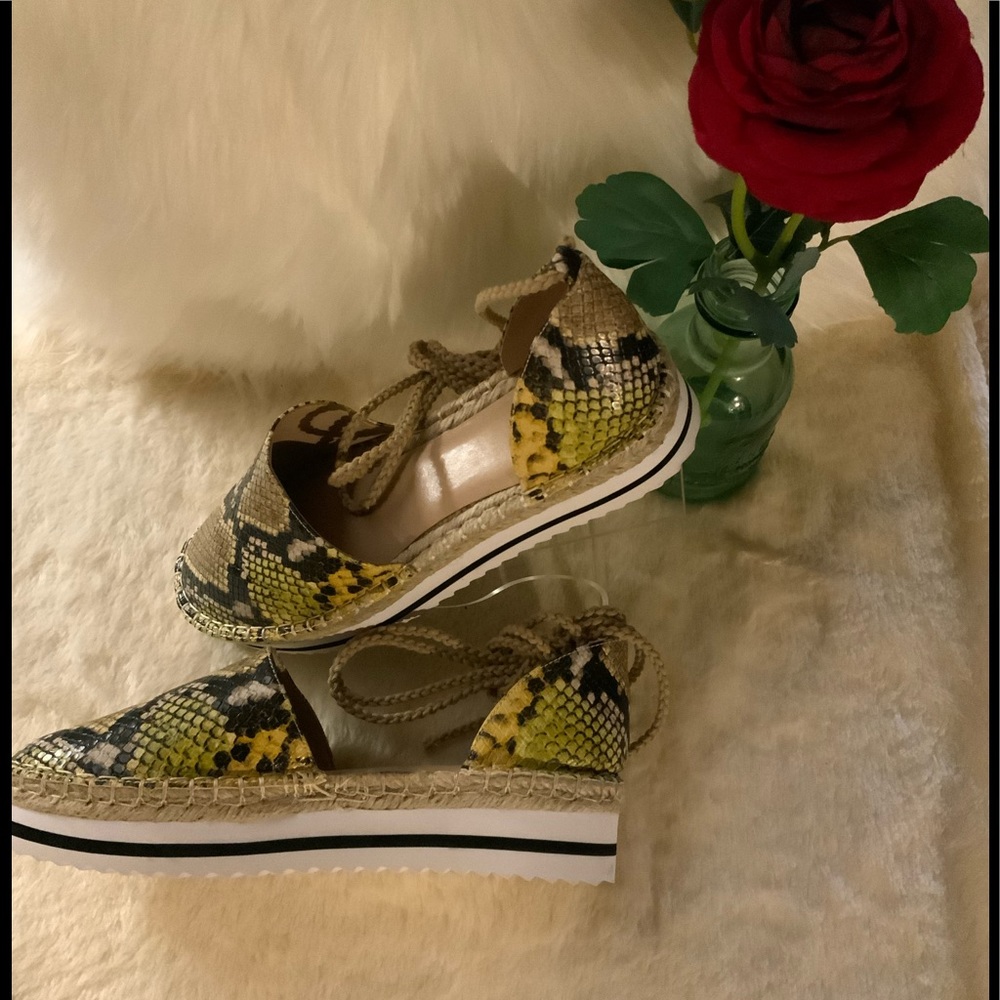 NWOT  Jennifer Lopez - Yellow multi colored snake skin, ankle wedge shoe. Sz 8